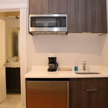 A Stylish Stay W/ A Queen Bed, Heated Floors.. #35 Brookline Exterior photo
